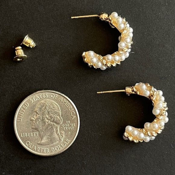 Small Gold Pearl Hoop Fashion Earrings - NWT - Picture 4 of 6